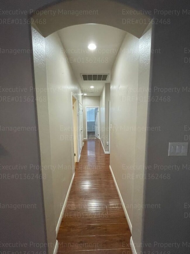 Building Photo - 4 bedrooms/ 2 bathrooms, with a patio.