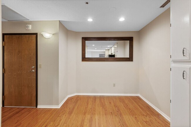 Building Photo - Beautiful Downtown Coeur d' Alene Condo  w/ Amazing Views!