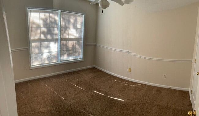 Building Photo - Quiet Neighborhood- Large family living!