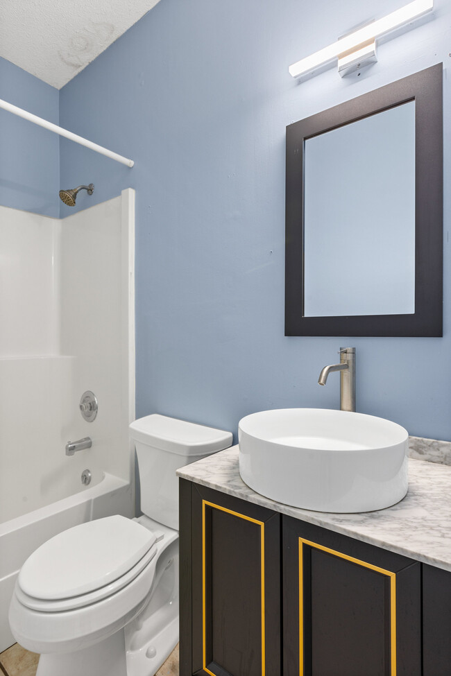 Master BR bathroom - 4210 Wilshire Blvd