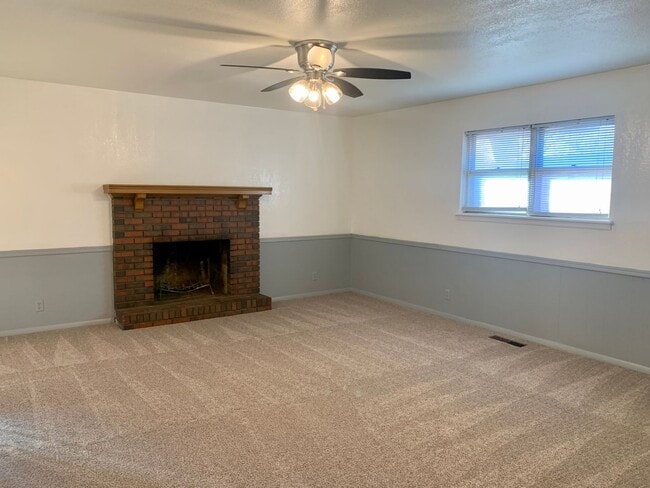 Building Photo - 3 Bed, 2 Bath Home in the Village!
