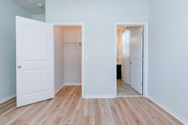 Building Photo - Stunning 4bed /3.5 bath Home For Rent at W...