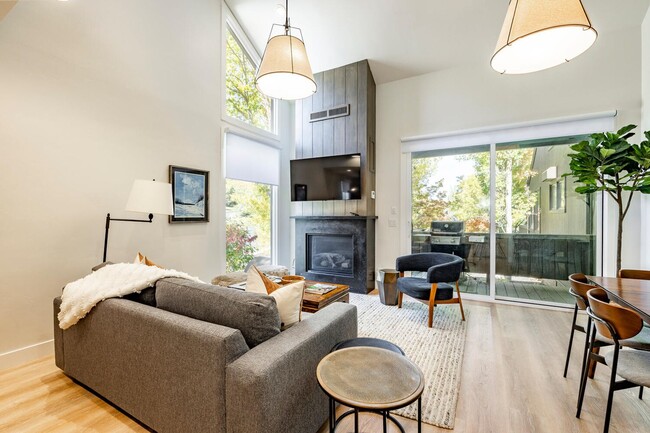 Building Photo - Luxury Condo Retreat at the base of Park C...