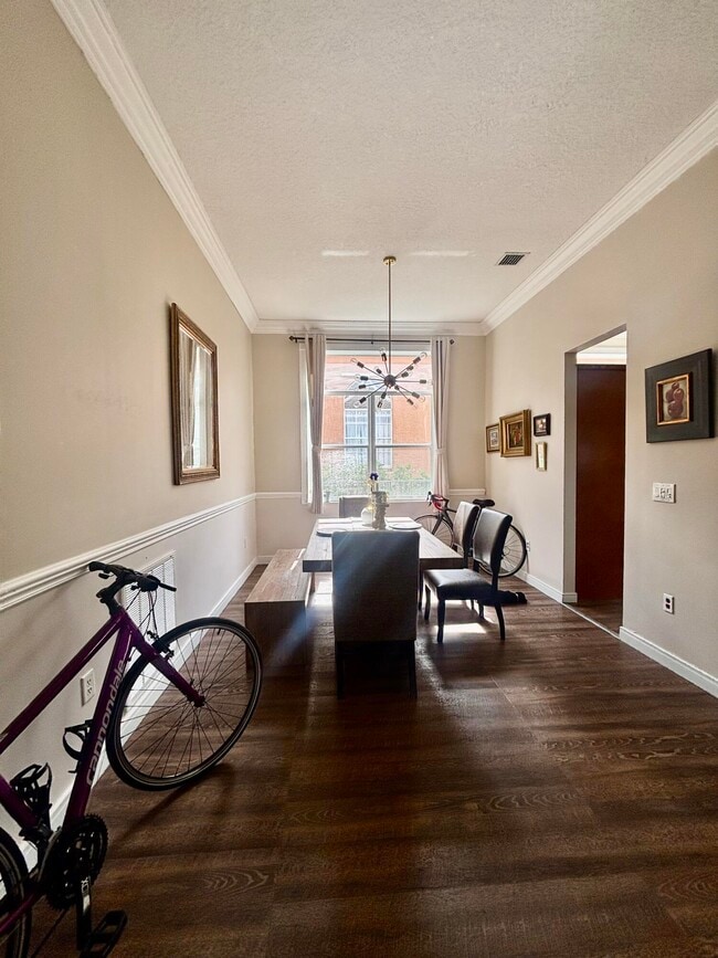 Building Photo - 2333 Waburton Terrace