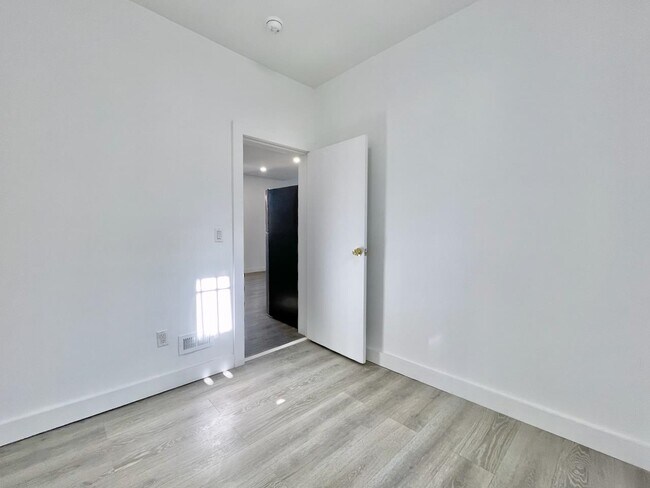 Building Photo - 389 Monmouth St