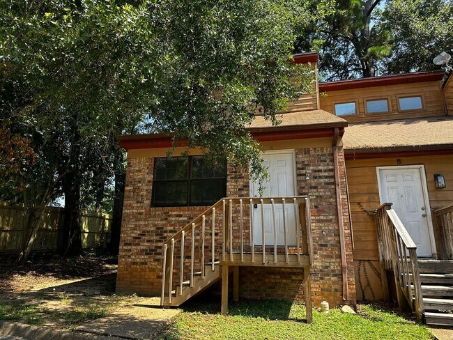 Primary Photo - 1828 Jackson Bluff Rd