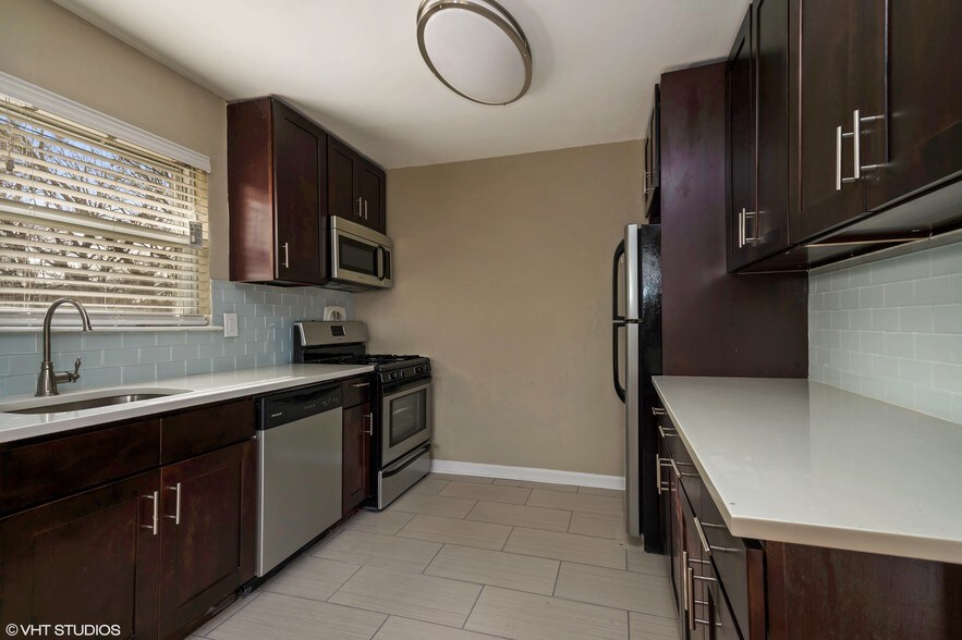 Metropark Station Apartments 20 Gill Ln Iselin NJ 08830 Apartment