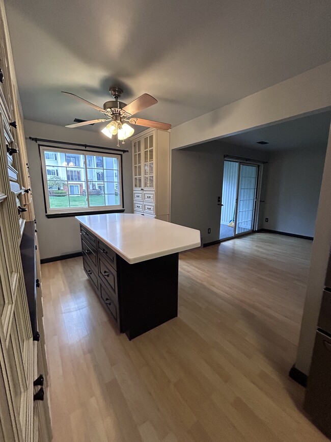 Dining area - 460 Baldwin Ave