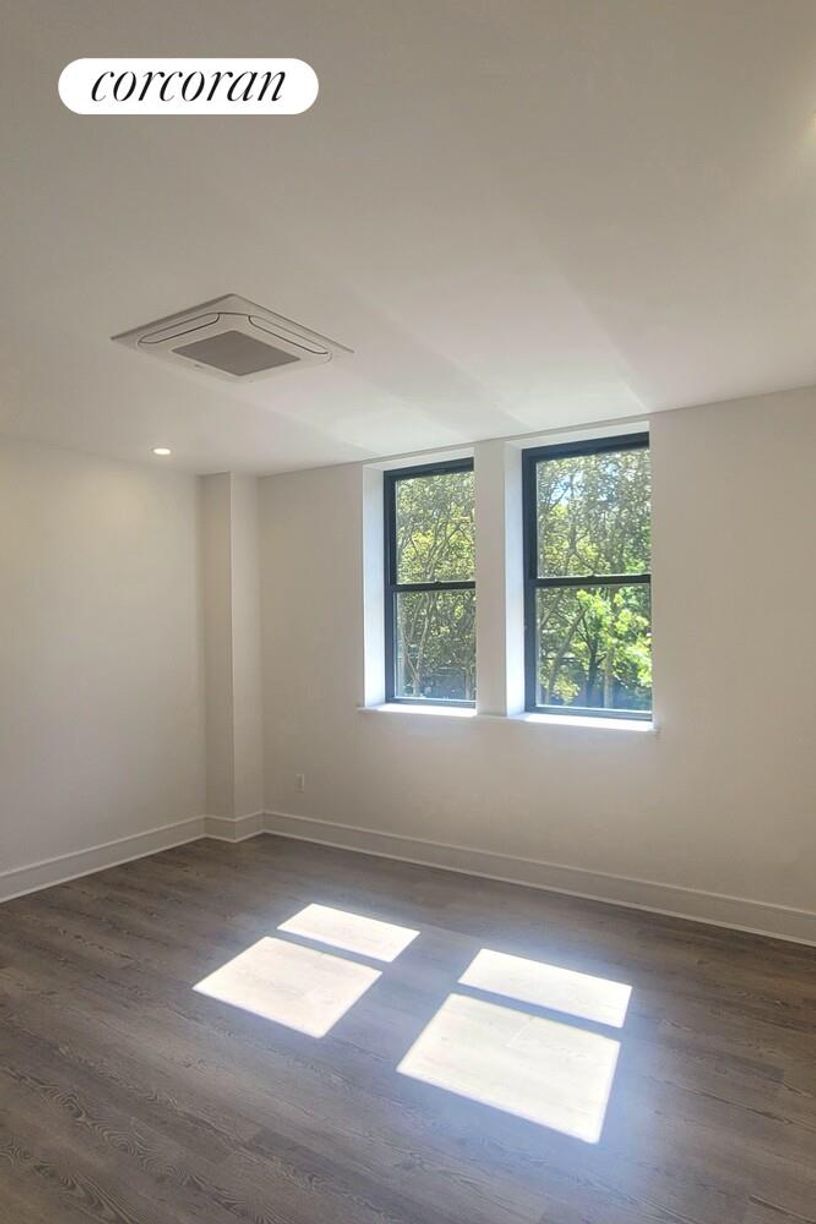 Building Photo - 45 W 81st St