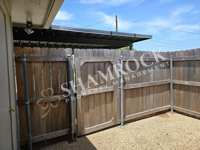 Building Photo - 2/2 Duplex near Hwy 77!