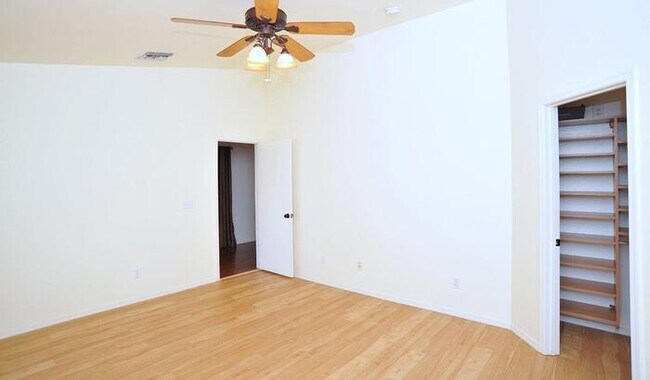 Building Photo - 3 Bedroom 2 Bathroom House