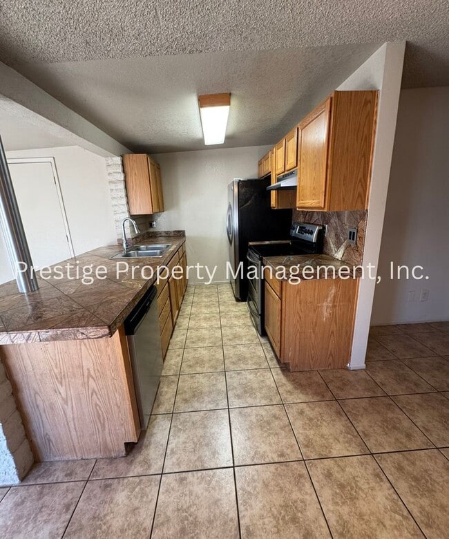 Building Photo - Check Out This 3/2 South-East Side Charmer!