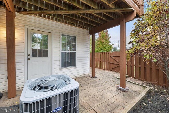 Building Photo - 13700 Barksdale Dr