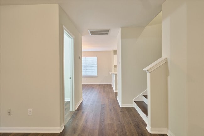 Building Photo - 3501 Buckingham Ln