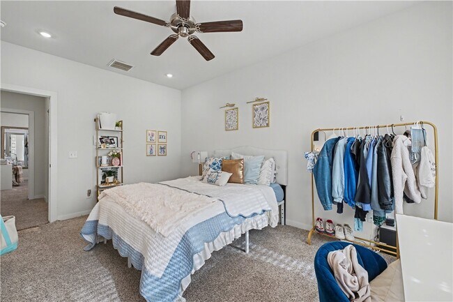 Building Photo - 4885 W Triangle St