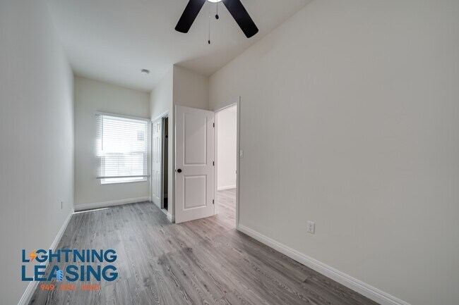 Building Photo - 402 N Coronado St