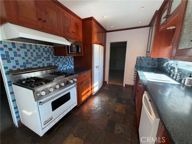 Building Photo - 8541 Orangewood Ave