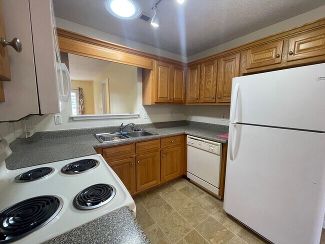 Building Photo - Nice Brick 3/2 House in Garden Lakes- $1,495