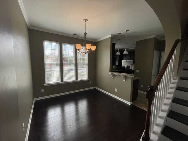 Building Photo - Beautiful END-UNIT 3BR 2.5BA Townhouse in ...