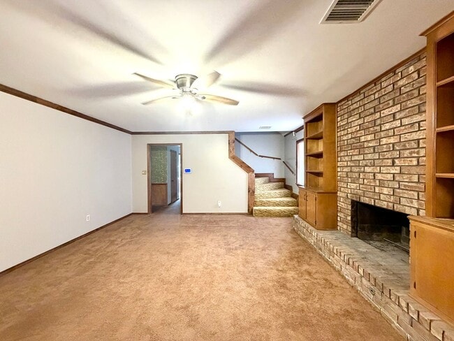 Building Photo - Impressive 5 Bedrooms & 3 full Bathroom Home