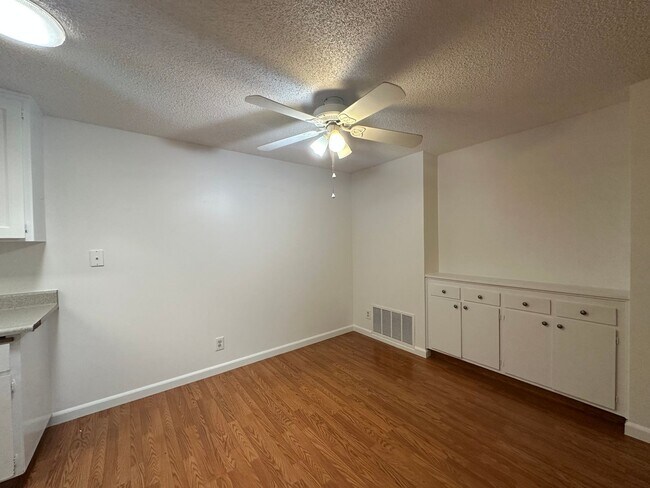 Building Photo - Two Bedroom in Great Location!