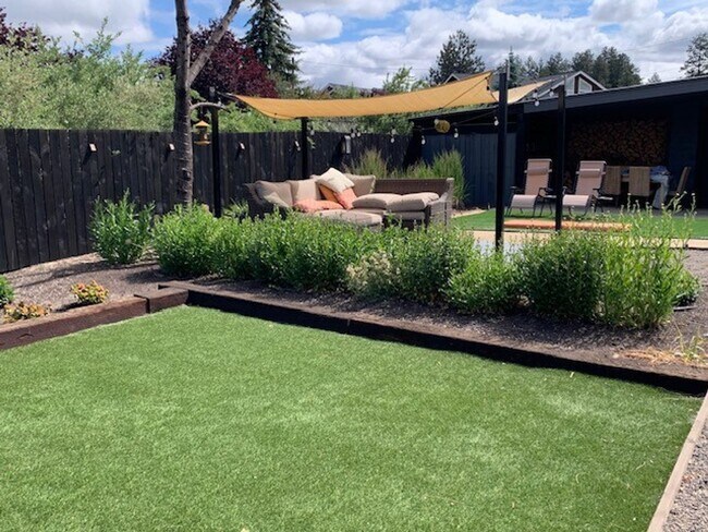 Building Photo - 3 Bed 2 Bath Single level FULLY FURNISHED
