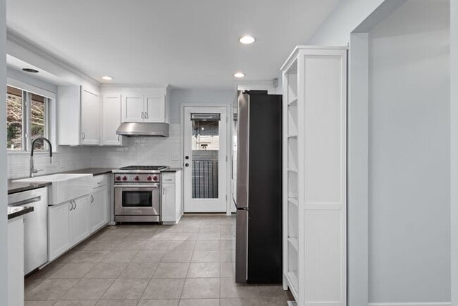 Building Photo - Elegant and Spacious Air-Conditioned Lincoln Park Rambler