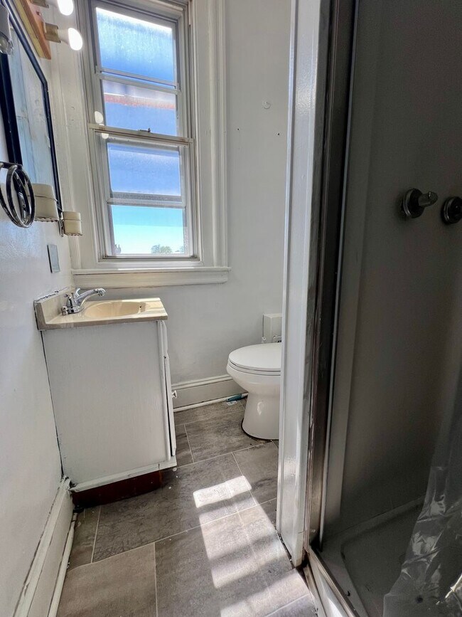 Building Photo - Stunning 3-Bedroom Townhome in Carroll Park! Available NOW!