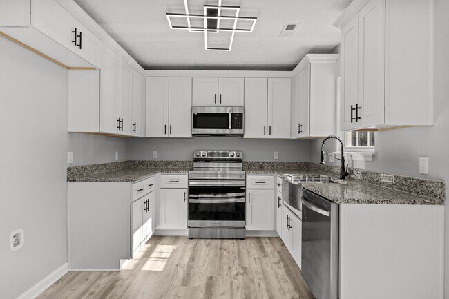 Building Photo - Fully Renovated 3 Bedroom in Southport!