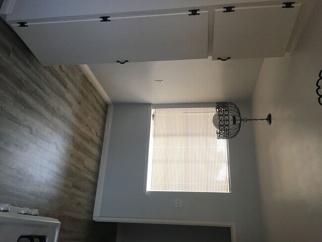 Building Photo - 3 Bed / 1 Bath Home Near Bakersfield College – $1,725 + Deposit