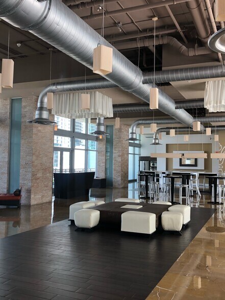 Building Photo - 690 SW 1st Ave