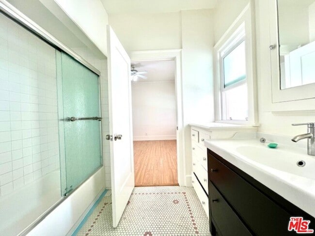 Building Photo - 860 S Berendo St