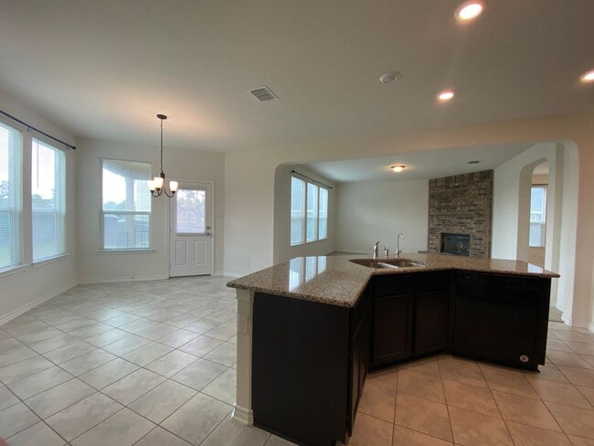 Building Photo - EDGEBROOK