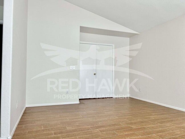 Building Photo - 721 E Sheffield Ave