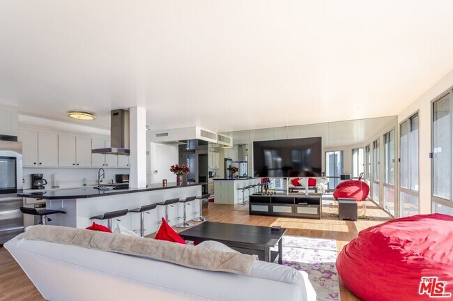 Building Photo - 800 W 1st St