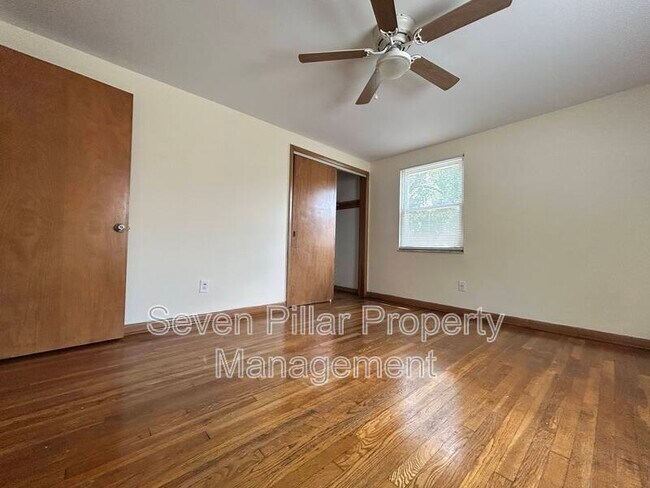 Building Photo - 323 S Napoleon Ave