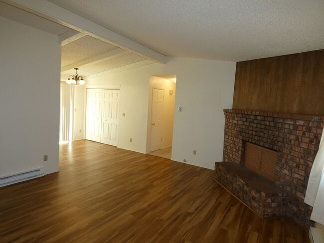 Building Photo - **Beautiful Duplex**