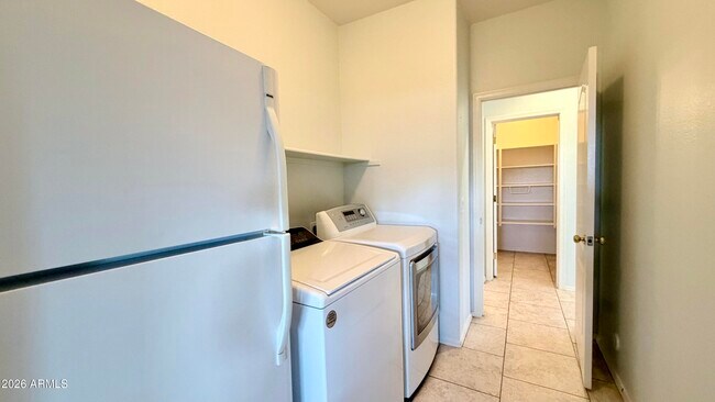 Building Photo - 1289 E Iris Dr