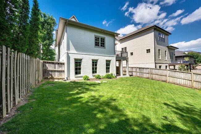 Building Photo - Stunning 5BE/4.5BA home nestled in the hig...