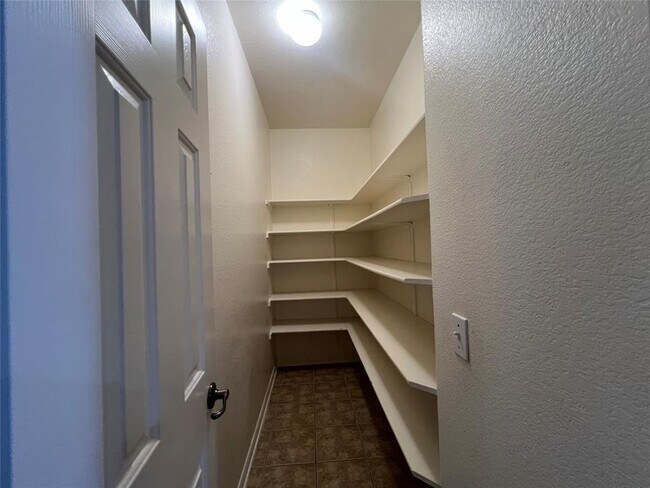 Building Photo - 9325 Bavaria Ln