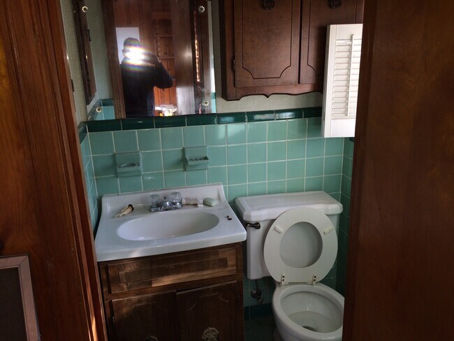 Building Photo - 2716 Wood Dr NE