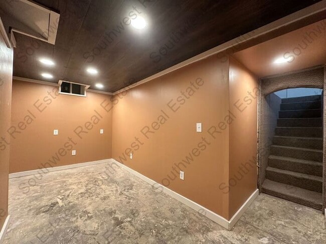 Building Photo - Spacious 3 bedroom, 2 bathroom home