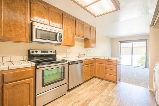 Building Photo - Excellent 3 Bed 2.5 Bath Town Home!