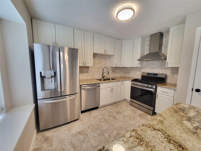 Building Photo - 2711 S Brompton Dr