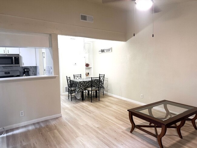 Building Photo - 2 bed 1 bath on Emerald Forest