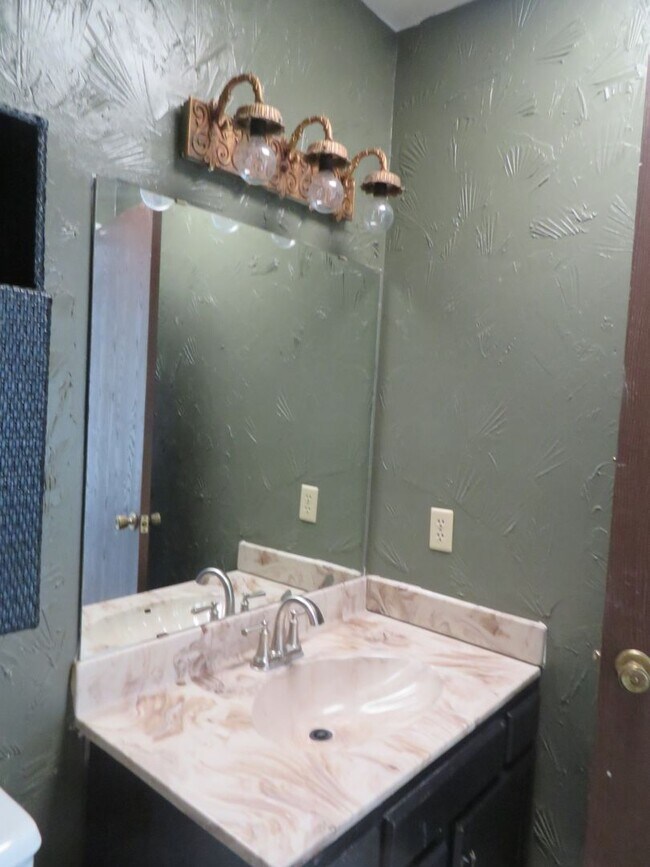 Building Photo - Clean 2 Bedroom, 2 Bath Town House for Rent