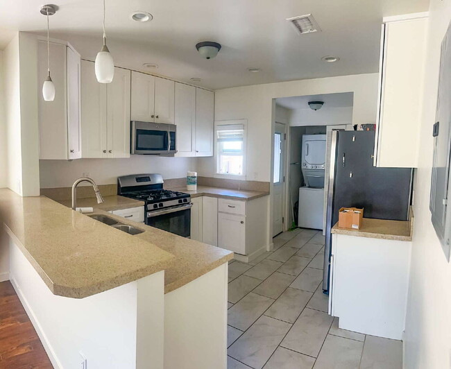 Building Photo - **LOOK NO FURTHER!!! Your New Cottage-Styl...