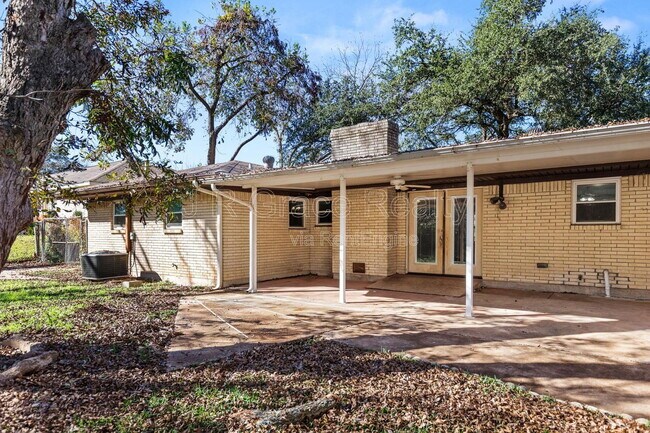 Building Photo - 8806 Fox Hollow Dr