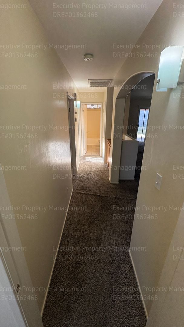 Building Photo - 4 bedroom 2 bathroom split wing home in North Bakersfield