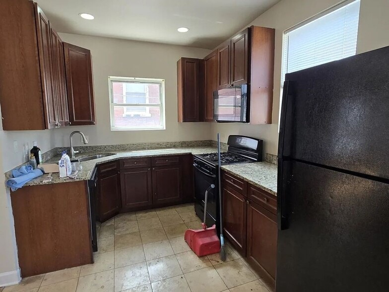 Building Photo - 7458 N Greenview Ave